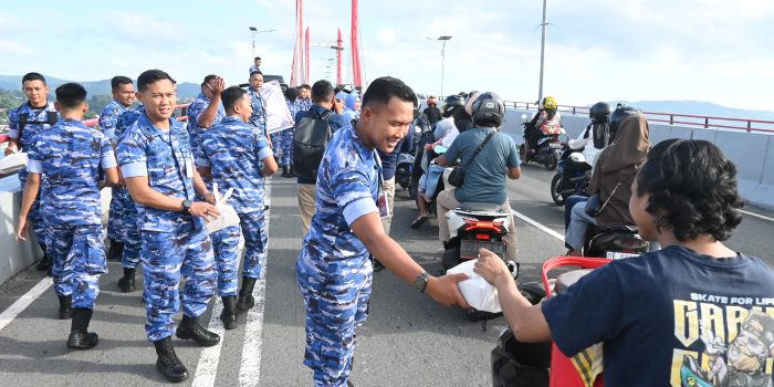 Raih Berkah Ramadhan, Danlanud Pattimura Pimpin Pembagian 200 Takjil Gratis di Jembatan Merah Putih Ambon