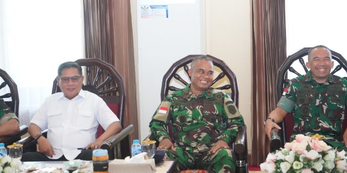 Wadan Kodaeral lX Turut Menjemput Kedatangan Pangdam XV Baru di Bandara Pattimura
