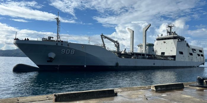 Dukung Operasi Tameng Papua-26, KRI Balongan-908 Bekal Ulang di Dermaga Tawiri Kodaeral IX