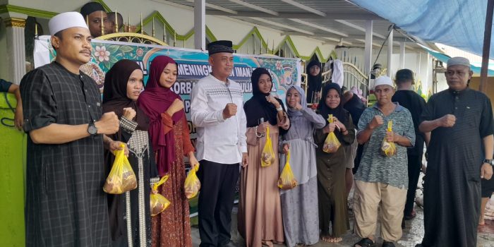 AKBP Nur Rahman Bagikan Hewan Qurban untuk Kaum Duafa dan Anak Yatim di Aspol Parigi Lima Ambon