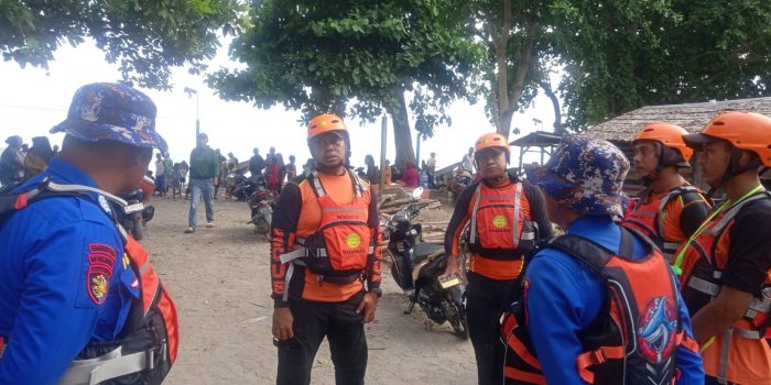 Alami patah kemudi dan terombang-ambing di sekitar Perairan Kepulauan Aru, sebuah kapal nelayan berhasil di selamatkan Tim SAR Gabungan