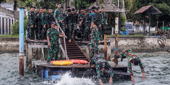 Usai Dibekali Hukum Laut, Personel Satrol Kodaeral IX Tancap Gas Drill Renang Militer