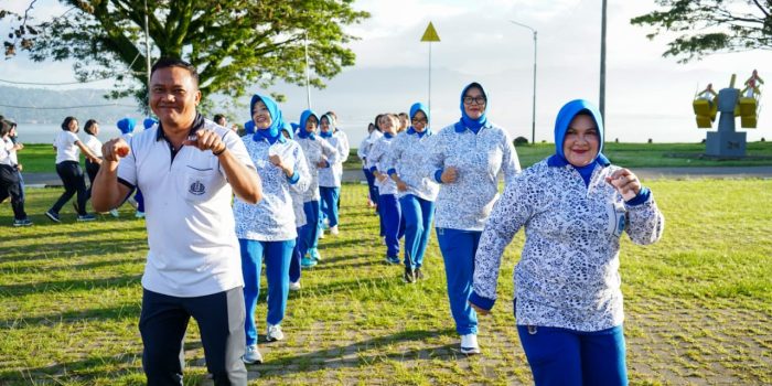 Jaga Kebugaran dan Soliditas Satuan, Kodaeral IX Gelar Olahraga Bersama Prajurit dan Jalasenastri