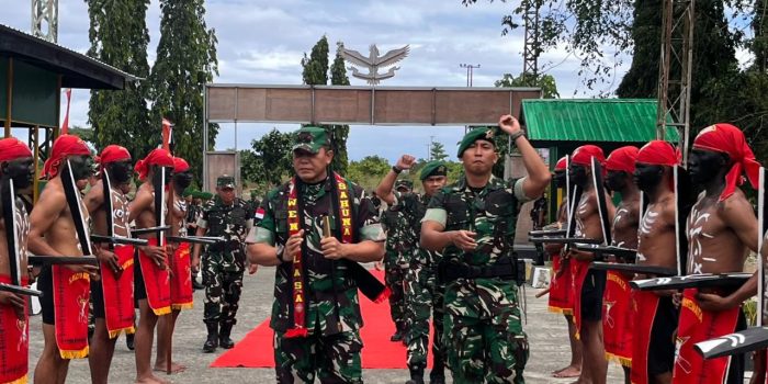 Kunjungi Yonif TP 865/SMW, Pangdam XV/Pattimura Tekankan Mental Petarung dan Bakar Semangat Prajurit