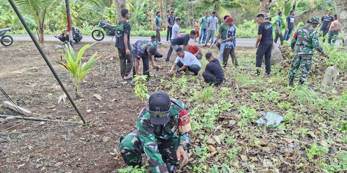 Babinsa dan Satgas TNI Bersihkan Jalur Menuju Lokasi Groundbreaking PSN Masela