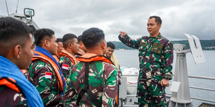 Prajurit Satrol Kodaeral IX Berlatih Tangani Kebakaran di Kapal Perang