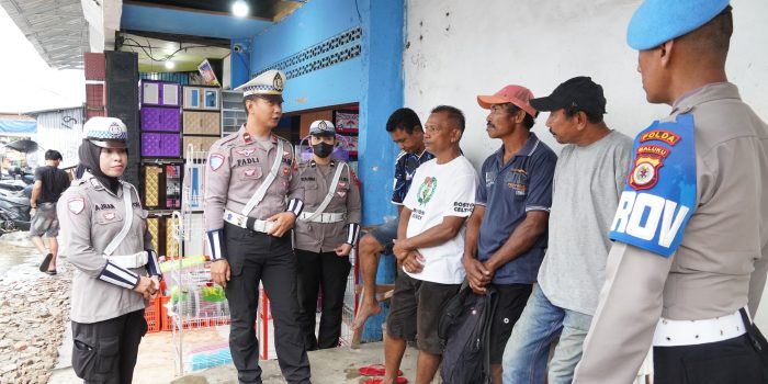 Hujan Tak Hentikan Edukasi Keselamatan, Polda Maluku Kampanyekan Helm SNI dan Larangan Bermain HP Saat Berkendara”