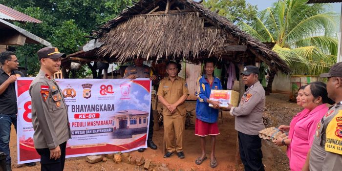 Sambut Hari Bhayangkara, Polsek Wetar Bagikan Sembako Hingga Bersihkan Rumah Ibadah