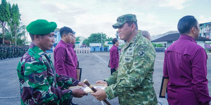 Sentuhan Motivasi Pangdam XV/Pattimura Saat Berikan Penghargaan Kepada Sembilan Prajurit Berprestasi