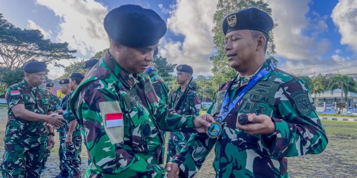 Inspiratif dan Membanggakan, Prajurit Kodaeral lX Beri Penghormatan Bagi Sang Juara Lomba Lari