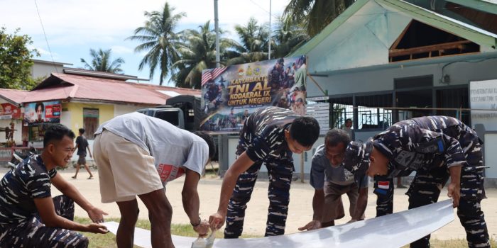 Manunggal Bersama Rakyat, TNl AL Kodaeral lX Gelar Karya Bakti Renovasi Fasum Negeri Saleman