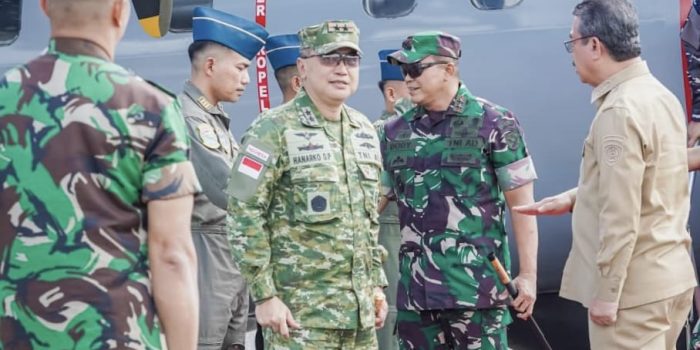 Gunakan Pesud TNI AL, Dankodaeral lX Dampingi Gubernur Maluku Tinjau Pembangunan di Wilayah 3T Maluku