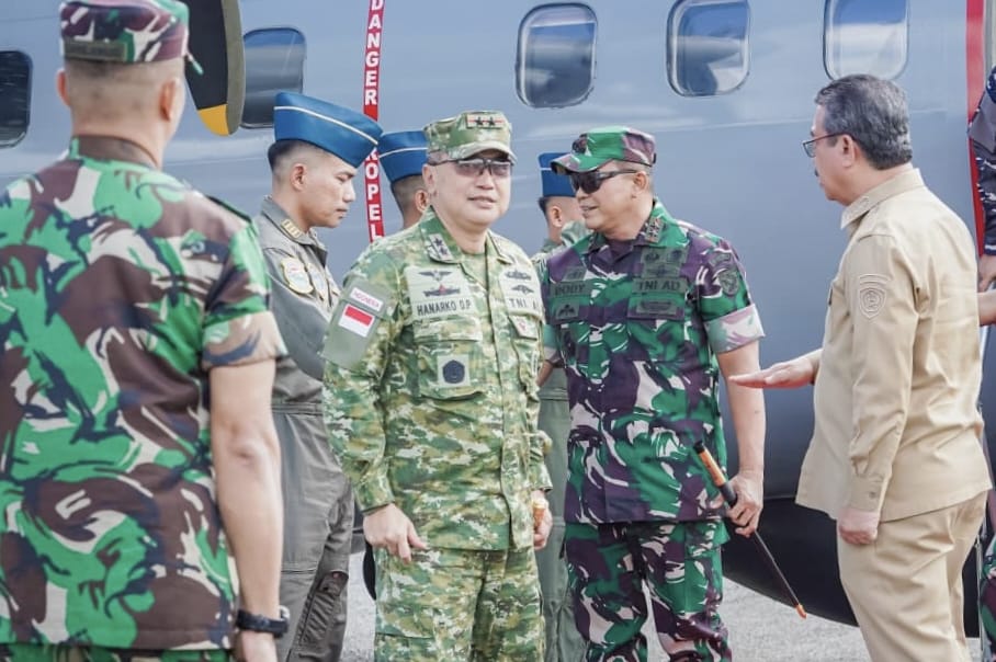 Gunakan Pesud TNI AL, Dankodaeral lX Dampingi Gubernur Maluku Tinjau Pembangunan di Wilayah 3T Maluku