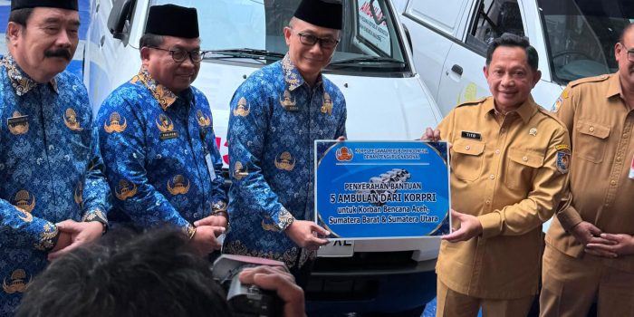 KORPRI serahkan Lima Ambulance Kepada Prof Tito Karnavian Kasatgas Aceh, Sumbar, dan Sumut
