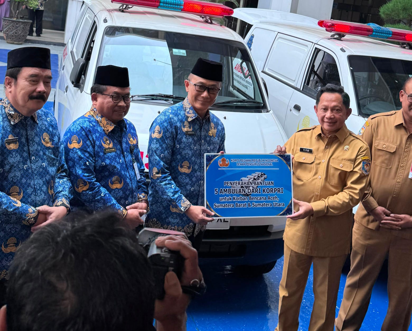 KORPRI serahkan Lima Ambulance Kepada Prof Tito Karnavian Kasatgas Aceh, Sumbar, dan Sumut