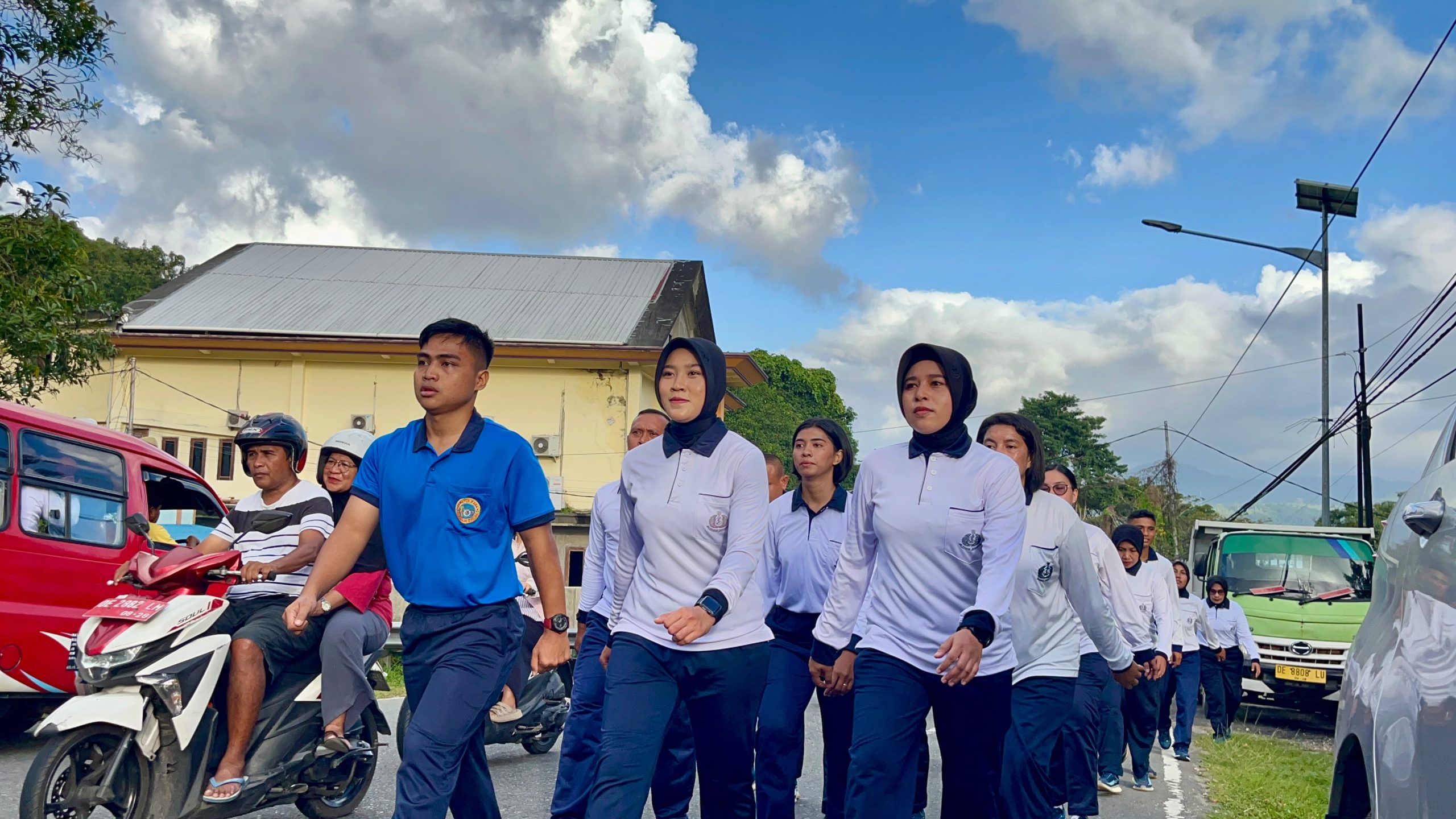 Tingkatkan Kebugaran dan Soliditas, Prajurit Kodaeral IX Olahraga Jalan Cepat Keliling Halong