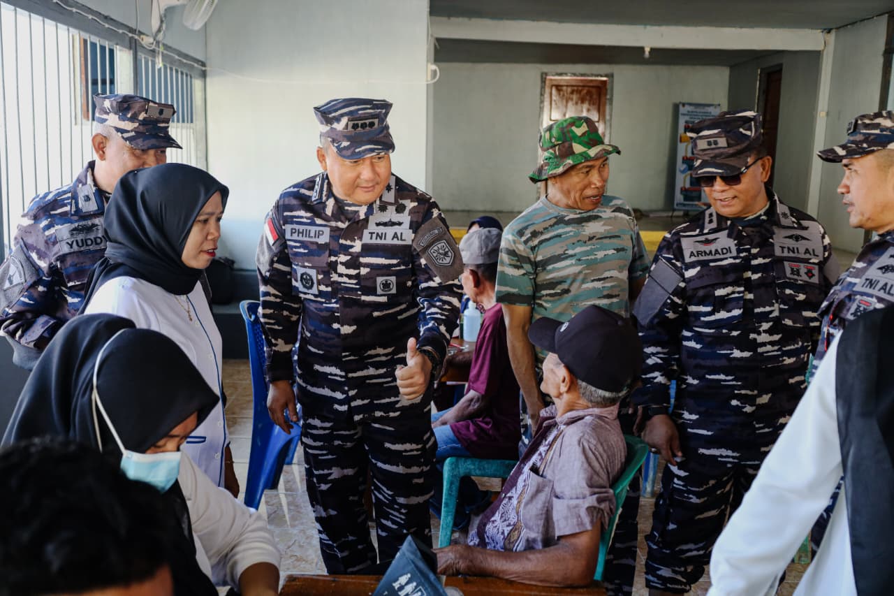Peduli Masyarakat Pesisir, Kodaeral IX Berikan Layanan Kesehatan Gratis Warga Negeri Saleman