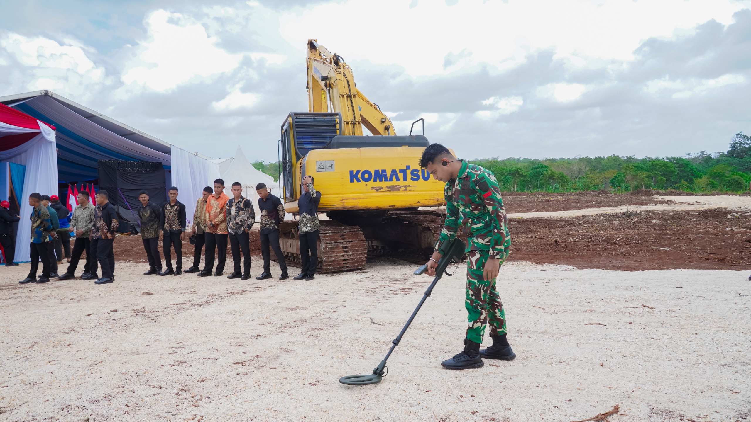 Personel Kodam XV/Pattimura Sterilisasikan Lokasi Groundbreaking PSN Blok Masela Sebelum Acara Mulai