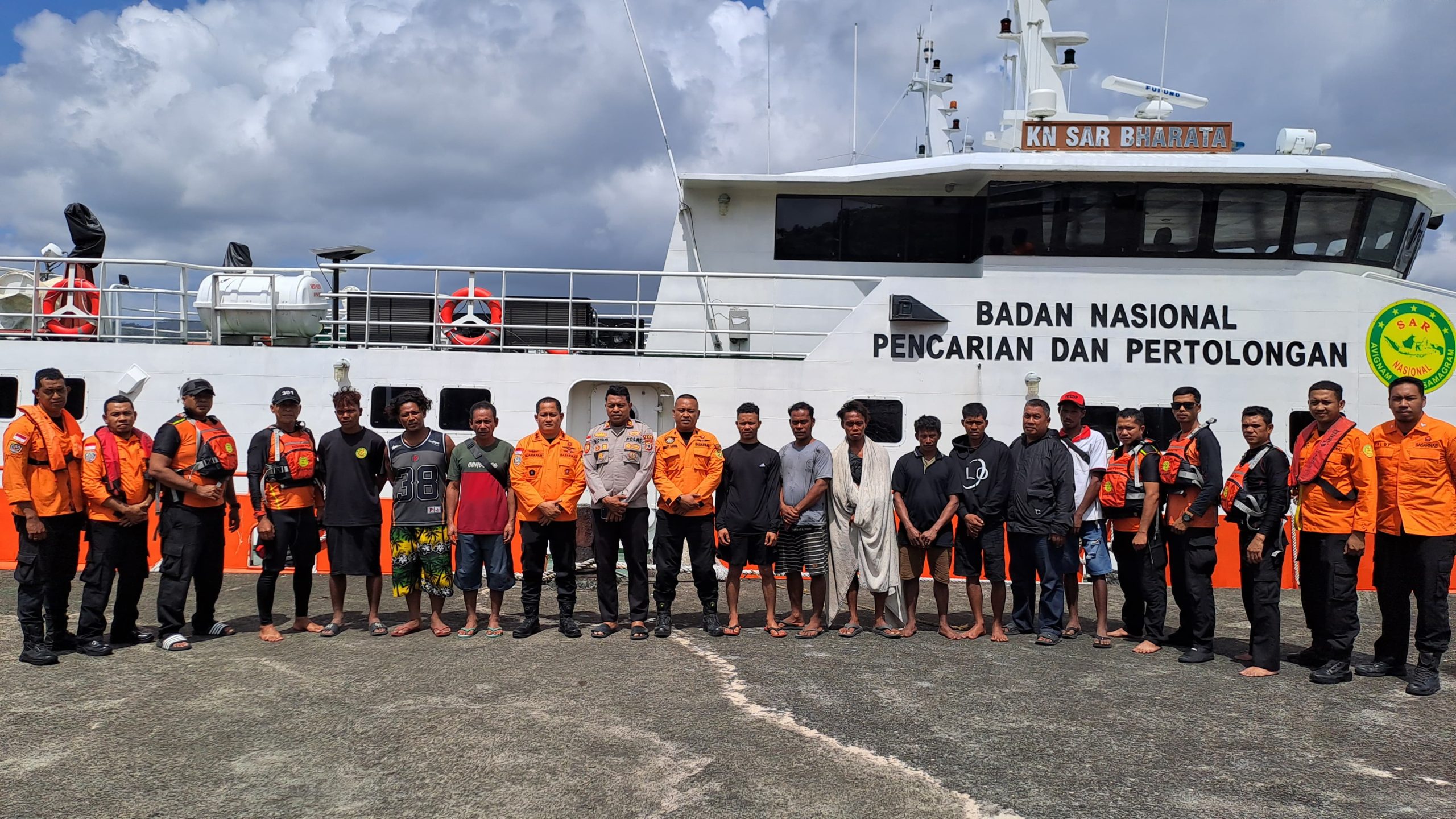 Karam di Perairan Tanjung Alang, Kabupaten Maluku Tengah, 8 orang ABK KLM. Teluk Bara berhasil diselamatkan