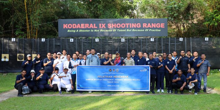 Pererat Sinergitas, Komandan Kodaeral IX dan Kakanwil Imigrasi Maluku Latihan Menembak Bersama