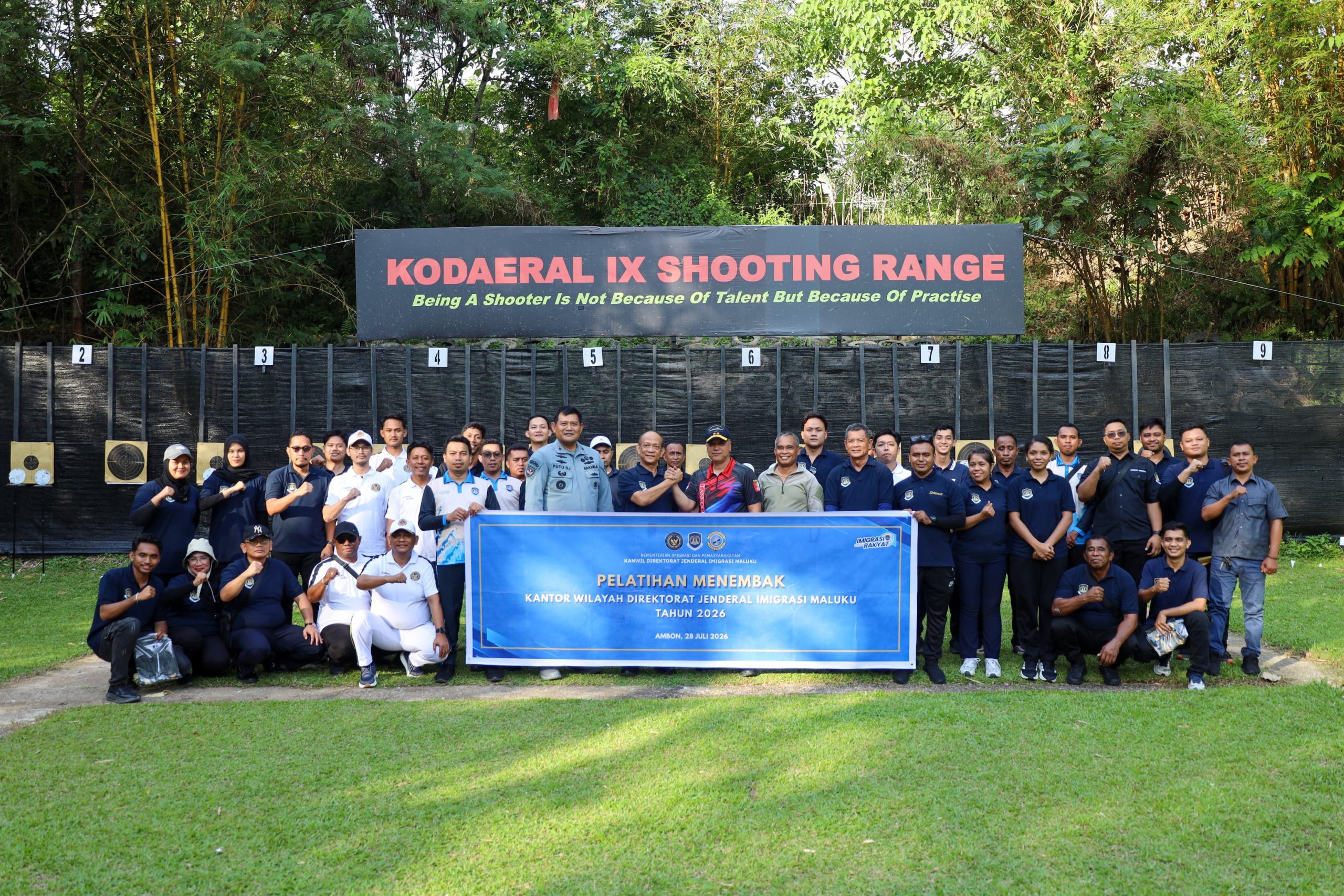 Pererat Sinergitas, Komandan Kodaeral IX dan Kakanwil Imigrasi Maluku Latihan Menembak Bersama