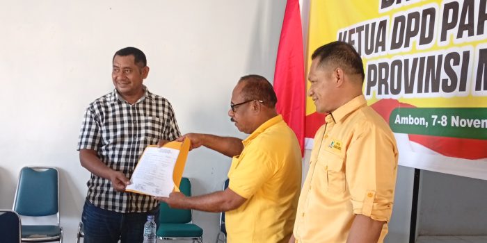Pengambilan Formulir Bakal Calon DPD 1 Partai Golkar Provinsi Maluku Umar Lessy