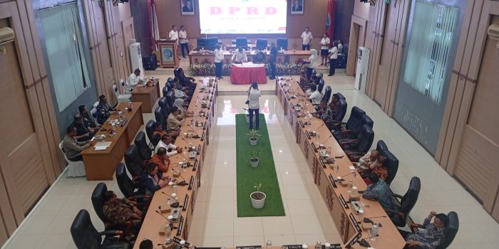 Wali Kota Bodewin Serahkan KUA-PPAS 2027 ke DPRD Ambon, Target Pertumbuhan Ekonomi 5,7 Persen