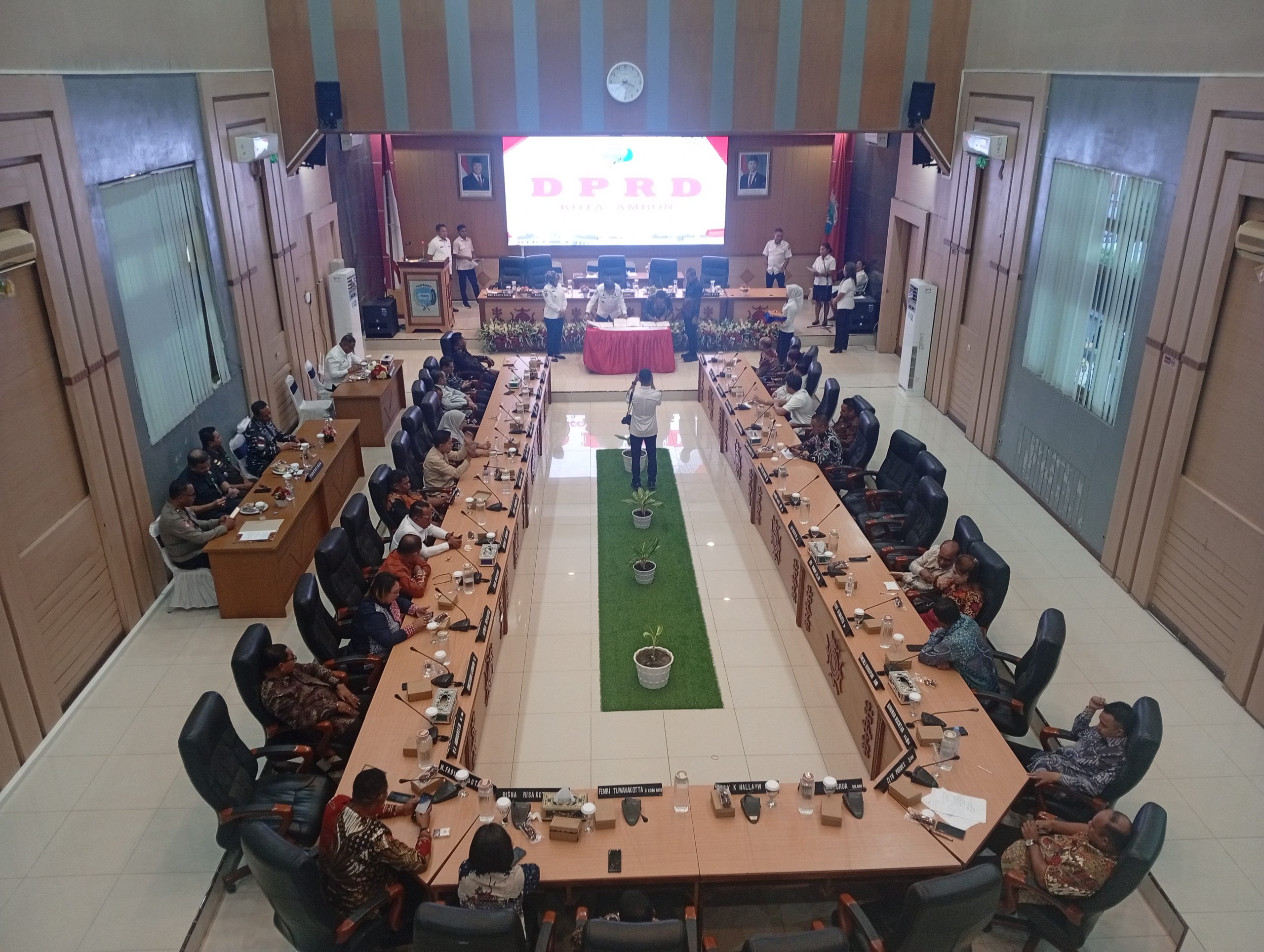 Wali Kota Bodewin Serahkan KUA-PPAS 2027 ke DPRD Ambon, Target Pertumbuhan Ekonomi 5,7 Persen